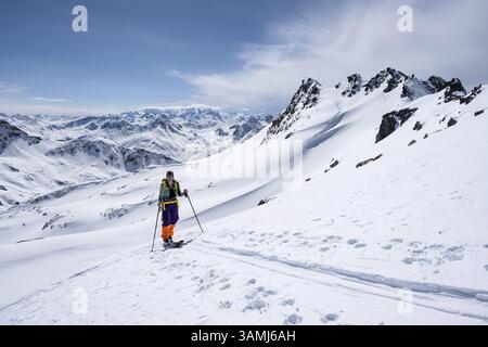 Randonneurs de ski sur la haute route de Graubuenden, ascension vers le Scalettahorn, montagnes enneigées, hiver dans les Alpes de l'Albula, Graubuenden, Suisse, E. Banque D'Images