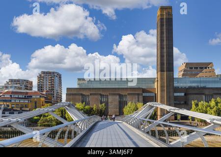 Millennium Bridge over the Thames et Modern Tate Gallery, Londres, Angleterre, Grande-Bretagne Banque D'Images
