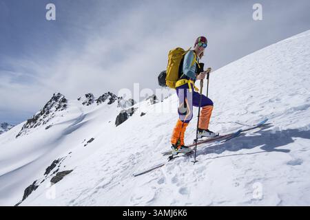 Randonneurs de ski sur la haute route de Graubuenden, ascension vers le Scalettahorn, montagnes enneigées, hiver dans les Alpes de l'Albula, Graubuenden, Suisse, E. Banque D'Images