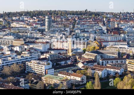 Vue sur la ville avec centre-ville et bâtiments résidentiels, vue aérienne. Pforzheim, Bade-Wuertemberg, Allemagne, Europe Banque D'Images