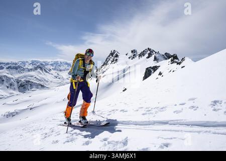 Randonneurs de ski sur la haute route de Graubuenden, ascension vers le Scalettahorn, montagnes enneigées, hiver dans les Alpes de l'Albula, Graubuenden, Suisse, E. Banque D'Images