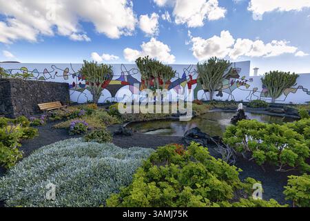 Murale sur un mur dans la cour intérieure, jardin, ancienne résidence de l'artiste, Fundacion Cesar Manrique, Tahiche, Teguise, Lanzarote, Espagne, Europe Banque D'Images