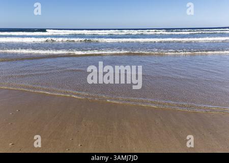 Playa de Famara, vagues à l'horizon, la Caleta de Famara, Lanzarote, Espagne, Europe Banque D'Images