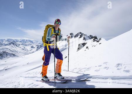Randonneurs de ski sur la haute route de Graubuenden, ascension vers le Scalettahorn, montagnes enneigées, hiver dans les Alpes de l'Albula, Graubuenden, Suisse, E. Banque D'Images