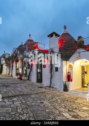 Rue avec maisons trulli par nuit, Rione Monti, Alberobello, Pouilles - Pouilles, Italie, Europe Banque D'Images