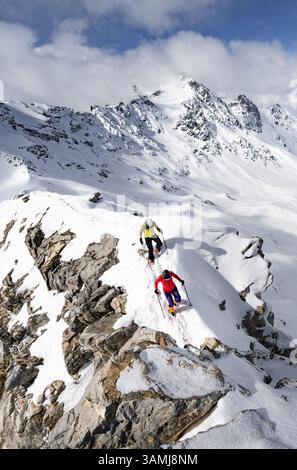 Deux alpinistes grimpant la crête étroite de Piz Laviner, vue sur le panorama de montagne en hiver paysage de montagne, Grisons haute route, Albula Alpes, R Banque D'Images