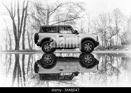 Ford Bronco Big Bend (2 portes) reflets dans l'eau - Caroline du Nord, États-Unis [filtre noir et blanc] Banque D'Images