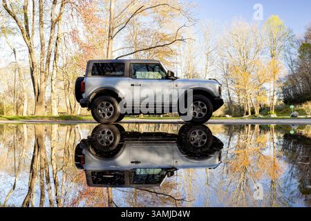 Ford Bronco Big Bend (2 portes) reflets dans l'eau - Caroline du Nord, États-Unis Banque D'Images