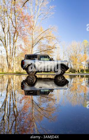 Ford Bronco Big Bend (2 portes) reflets dans l'eau - Caroline du Nord, États-Unis Banque D'Images