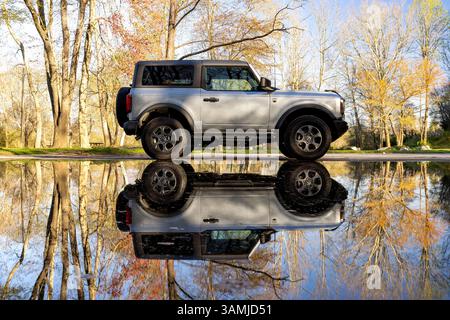Ford Bronco Big Bend (2 portes) reflets dans l'eau - Caroline du Nord, États-Unis Banque D'Images