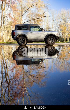 Ford Bronco Big Bend (2 portes) reflets dans l'eau - Caroline du Nord, États-Unis Banque D'Images