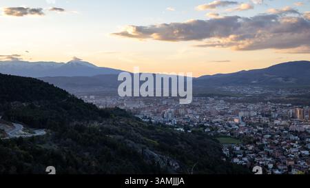 Golden Hour sur un paysage urbain Mountain Valley Banque D'Images