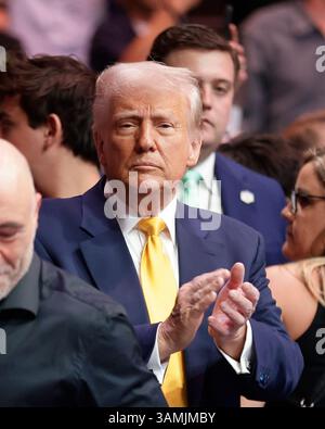 Miami, Floride, États-Unis. 12 avril 2025. Le président des États-Unis d'Amérique DONALD J. TRUMP accueille les fans de l'UFC 314 au Kaseya Center de Miami, en Floride. (Crédit image : © Alejandro Salazar/ZUMA Press Wire) USAGE ÉDITORIAL SEULEMENT ! Non destiné à UN USAGE commercial ! Banque D'Images