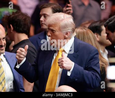 Miami, Floride, États-Unis. 12 avril 2025. Le président des États-Unis d'Amérique DONALD J. TRUMP accueille les fans de l'UFC 314 au Kaseya Center de Miami, en Floride. (Crédit image : © Alejandro Salazar/ZUMA Press Wire) USAGE ÉDITORIAL SEULEMENT ! Non destiné à UN USAGE commercial ! Banque D'Images