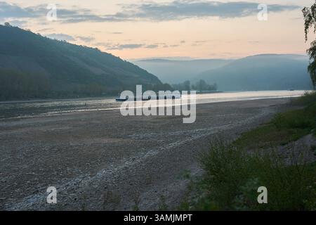 Osterspai, Allemagne. 14 avril 2025. Un cargo passe le Rhin à Osterspai. Le Rhin est une voie de transport importante pour les marchandises en vrac. Après le niveau d'eau extrêmement bas en 2018, BASF a mis en œuvre une série de mesures. L’objectif est de rendre le site de Ludwigshafen plus résistant aux événements de faible niveau d’eau et d’accroître la sécurité d’approvisionnement des clients. Crédit : Thomas Frey/dpa/Alamy Live News Banque D'Images