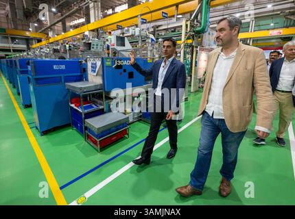 Neu Delhi, Inde. 14 avril 2025. Markus Söder, (à droite, CSU) premier ministre de Bavière, est montré dans les halls d'usine par le patron junior de la société Motherson Group, Laksh Vaaman Sehgal (à gauche), lors de son voyage en Inde, qui durera plusieurs jours. La société fournit des véhicules automobiles et des technologies médicales. Crédit : Peter Kneffel/dpa/Alamy Live News Banque D'Images
