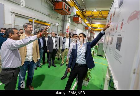 Neu Delhi, Inde. 14 avril 2025. Markus Söder, (2e à partir de la gauche, CSU) premier ministre de Bavière, est montré dans les halls d'usine par le patron junior de la société Motherson Group, Laksh Vaaman Sehgal (à droite), lors de son voyage en Inde, qui durera plusieurs jours. La société fournit des véhicules automobiles et des technologies médicales. Crédit : Peter Kneffel/dpa/Alamy Live News Banque D'Images
