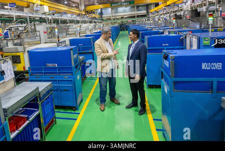 Neu Delhi, Inde. 14 avril 2025. Markus Söder, premier ministre bavarois (à gauche, CSU), est montré dans les halls d'usine par le patron junior de la société Motherson Group, Laksh Vaaman Sehgal (à droite), lors de son voyage en Inde, qui durera plusieurs jours. La société fournit des véhicules automobiles et des technologies médicales. Crédit : Peter Kneffel/dpa/Alamy Live News Banque D'Images