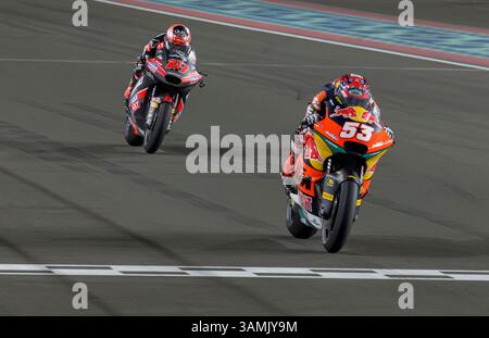 Doha, Qatar. 13 avril 2025. Le coureur turc de Moto2 Deniz Oncu (R) de Red Bull KTM Ajo et le coureur espagnol de Motot2 Manuel Gonzalez de Liqui Moly Dynavolt intact GP pilotent lors de la finale Moto2 du Grand Prix Qatar 2025 de MotoGP sur le circuit de Lusail à Doha, Qatar, le 13 avril 2025. Crédit : Nikku/Xinhua/Alamy Live News Banque D'Images