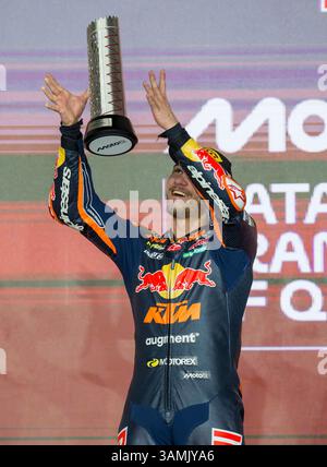Doha, Qatar. 13 avril 2025. Deniz Oncu, coureur turc de Moto2 du Red Bull KTM Ajo, célèbre sur le podium après avoir remporté la deuxième place de la course Moto2 du Grand Prix MotoGP Qatar 2025 sur le circuit de Lusail à Doha, Qatar, le 13 avril 2025. Crédit : Nikku/Xinhua/Alamy Live News Banque D'Images