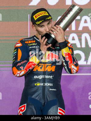 Doha, Qatar. 13 avril 2025. Deniz Oncu, coureur turc de Moto2 du Red Bull KTM Ajo, célèbre sur le podium après avoir remporté la deuxième place de la course Moto2 du Grand Prix MotoGP Qatar 2025 sur le circuit de Lusail à Doha, Qatar, le 13 avril 2025. Crédit : Nikku/Xinhua/Alamy Live News Banque D'Images