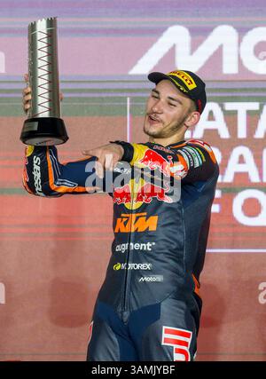 Doha, Qatar. 13 avril 2025. Deniz Oncu, coureur turc de Moto2 du Red Bull KTM Ajo, célèbre sur le podium après avoir remporté la deuxième place de la course Moto2 du Grand Prix MotoGP Qatar 2025 sur le circuit de Lusail à Doha, Qatar, le 13 avril 2025. Crédit : Nikku/Xinhua/Alamy Live News Banque D'Images