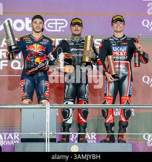 Doha, Qatar. 13 avril 2025. Premier coureur espagnol de Moto2 Aron Canet (C) de Fantic Racing Lino Sonego, deuxième coureur turc de Moto2 Deniz Oncu (l) de Red Bull KTM Ajo, et troisième coureur espagnol de Motot2 Manuel Gonzalez de Liqui Moly Dynavolt intact GP Celebrate sur le podium après la course Moto2 du Grand Prix Qatar 2025 de MotoGP à Doha, Qatar, Qatar, le 13 avril 2025. Crédit : Nikku/Xinhua/Alamy Live News Banque D'Images