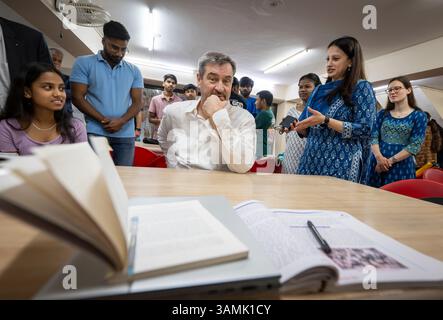 Neu Delhi, Inde. 14 avril 2025. Markus Söder, premier ministre de Bavière (CSU), visite le « projet Sunshine » lors de son voyage de plusieurs jours en Inde. Le projet a été lancé en 2022 par Priti (2ème à partir de la droite) et Kuku Arora et soutient aujourd’hui environ 270 enfants défavorisés en leur fournissant nourriture, éducation, vêtements et soins médicaux. Crédit : Peter Kneffel/dpa/Alamy Live News Banque D'Images