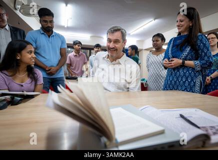 Neu Delhi, Inde. 14 avril 2025. Markus Söder, premier ministre de Bavière (CSU), visite le « projet Sunshine » lors de son voyage de plusieurs jours en Inde. Le projet a été lancé en 2022 par Priti (2ème à partir de la droite) et Kuku Arora et soutient aujourd’hui environ 270 enfants défavorisés en leur fournissant nourriture, éducation, vêtements et soins médicaux. Crédit : Peter Kneffel/dpa/Alamy Live News Banque D'Images