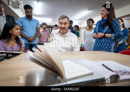 Neu Delhi, Inde. 14 avril 2025. Markus Söder, premier ministre de Bavière (CSU), visite le « projet Sunshine » lors de son voyage de plusieurs jours en Inde. Le projet a été lancé en 2022 par Priti (2ème à partir de la droite) et Kuku Arora et soutient aujourd’hui environ 270 enfants défavorisés en leur fournissant nourriture, éducation, vêtements et soins médicaux. Crédit : Peter Kneffel/dpa/Alamy Live News Banque D'Images