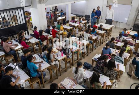 Neu Delhi, Inde. 14 avril 2025. Markus Söder, (à droite, CSU) premier ministre de Bavière, visite le « Sunshine Project » au cours de son voyage de plusieurs jours en Inde. Le projet a été lancé en 2022 par Priti (l) et Kuku Arora et soutient aujourd’hui environ 270 enfants défavorisés en leur fournissant nourriture, éducation, vêtements et soins médicaux. Crédit : Peter Kneffel/dpa/Alamy Live News Banque D'Images