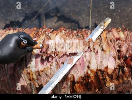 Chef non identifié coupant délicieux CAG Kebab avec long Knife au Festival Orange Blossom à Adana, Turquie Banque D'Images