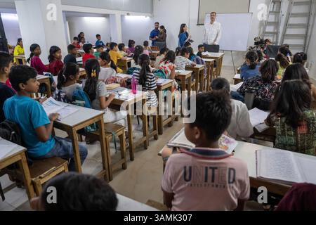 Neu Delhi, Inde. 14 avril 2025. Markus Söder, premier ministre de Bavière (CSU), visite le « projet Sunshine » lors de son voyage de plusieurs jours en Inde. Le projet a été lancé en 2022 par Priti (près de Söder) et Kuku Arora et soutient aujourd’hui environ 270 enfants défavorisés en leur offrant nourriture, éducation, vêtements et soins médicaux. Crédit : Peter Kneffel/dpa/Alamy Live News Banque D'Images