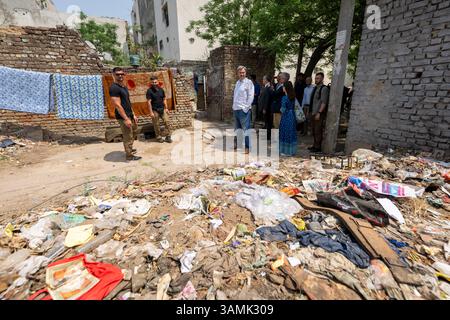 Neu Delhi, Inde. 14 avril 2025. Markus Söder, premier ministre bavarois (CSU), inspecte la zone et les conditions de logement autour du « projet Sunshine », qu'il a visité peu de temps auparavant. Le projet Sunshine a été lancé en 2022 par Priti et Kuku Arora et soutient aujourd’hui environ 270 enfants défavorisés en leur fournissant nourriture, éducation, vêtements et soins médicaux. Crédit : Peter Kneffel/dpa/Alamy Live News Banque D'Images