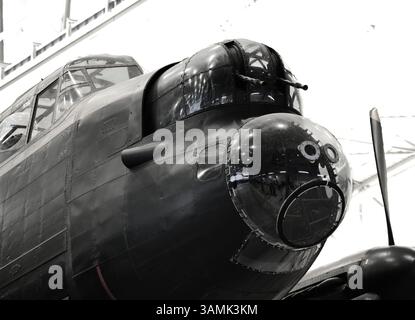 Front end du bombardier Lancaster, dans le british Imperial War Museum, aérodrome de Duxford, Angleterre. Banque D'Images