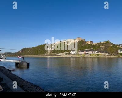 12.04.2025 GER, Blick auf die Festung Ehrenbreitstein Blick vom Konrad-Adenauer-Ufer aus auf die Festung Ehrenbreitstein. Linkerhand befindet sich die Schiffsanlegestelle der Köln-Düsseldorf sowie die Seilbahn, welche mit dem Festungsplateau verbunden ist. Unterhalb der Festung befindet sich rechterhand das Dikasterialgebäude. Coblence Rheinland-Pfalz Deutschland *** 12 04 2025 GER, vue de la forteresse d'Ehrenbreitstein vue de la forteresse d'Ehrenbreitstein depuis Konrad Adenauer Ufer à gauche se trouve le débarcadère du navire Köln Düsseldorf et du téléphérique, qui est relié au plateau de la forteresse Banque D'Images