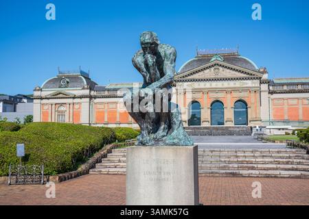 Kyoto, Japon, 19 juin 2024 : la grande statue en bronze du sculpteur français Auguste Rodin The Thinker se dresse devant le musée national de Kyoto dans le su Banque D'Images