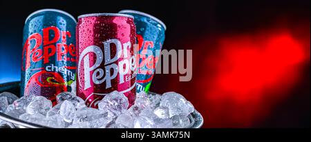 POZNAN, POL - APR 01, 2025 : canettes de Dr Pepper, une boisson gazeuse Banque D'Images