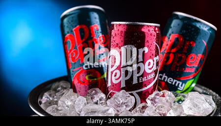 POZNAN, POL - APR 01, 2025 : canettes de Dr Pepper, une boisson gazeuse Banque D'Images