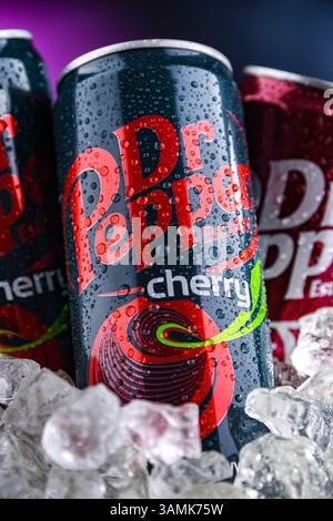 POZNAN, POL - APR 01, 2025 : canettes de Dr Pepper, une boisson gazeuse Banque D'Images
