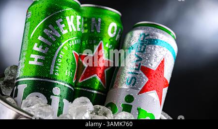 POZNAN, POL - 01 avril 2025 : canettes de bière Heineken produites par la brasserie néerlandaise Heineken N.V. Banque D'Images