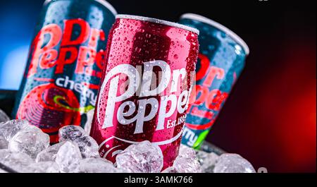 POZNAN, POL - APR 01, 2025 : canettes de Dr Pepper, une boisson gazeuse Banque D'Images