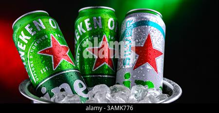 POZNAN, POL - 01 avril 2025 : canettes de bière Heineken produites par la brasserie néerlandaise Heineken N.V. Banque D'Images