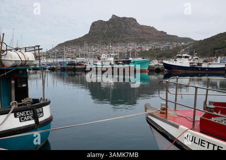 Bateaux amarrés à Houtbay, le Cap, Afrique du Sud. Banque D'Images