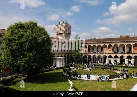Milan, Italie. 12 avril 2025. Les visiteurs visitent une zone d'exposition de Milan Design week à l'Université de Milan, à Milan, Italie, le 12 avril 2025. L'événement d'une semaine s'est terminé ici dimanche. Crédit : Li Jing/Xinhua/Alamy Live News Banque D'Images