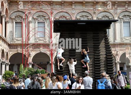 Milan, Italie. 12 avril 2025. Les visiteurs grimpent une exposition dans une zone d'exposition de Milan Design week à l'Université de Milan, à Milan, Italie, le 12 avril 2025. L'événement d'une semaine s'est terminé ici dimanche. Crédit : Li Jing/Xinhua/Alamy Live News Banque D'Images
