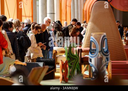 Milan, Italie. 12 avril 2025. Les visiteurs visitent une zone d'exposition de Milan Design week à l'Université de Milan, à Milan, Italie, le 12 avril 2025. L'événement d'une semaine s'est terminé ici dimanche. Crédit : Li Jing/Xinhua/Alamy Live News Banque D'Images