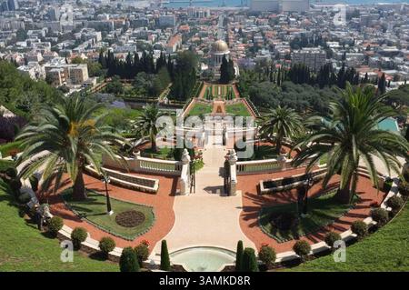 14 mai 2014 - Haïfa, Israël - le temple et les jardins Bahai, conçus par l'architecte canadien William Sutherland Maxwell, et achevés en 1953, décorent le versant du Mont Carmel surplombant la ville, le port et la Méditerranée. Le sanctuaire au dôme d'or abrite les restes de Bab, un persan martyrisé en 1850, qui annonça qu'il avait été envoyé par Dieu pour préparer l'humanité à un nouvel âge et à l'apparition imminente du Bahaullah, un messager de Dieu encore plus grand que lui. (Crédit image : © Nir Alon/ZUMAPRESS.com) Banque D'Images