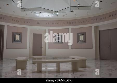 14 mai 2014 - Haïfa, Israël - le Centre d'information touristique du Temple Bahai et des jardins, conçu par l'architecte canadien William Sutherland Maxwell, et achevé en 1953, décorent le versant du Mont Carmel surplombant la ville, le port et la Méditerranée. Le sanctuaire au dôme d'or abrite les restes de Bab, un persan martyrisé en 1850, qui annonça qu'il avait été envoyé par Dieu pour préparer l'humanité à un nouvel âge et à l'apparition imminente du Bahaullah, un messager de Dieu encore plus grand que lui. (Crédit image : © Nir Alon/ZUMAPRESS.com) Banque D'Images