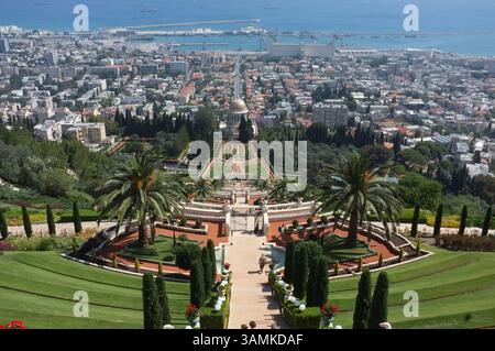 14 mai 2014 - Haïfa, Israël - le temple et les jardins Bahai, conçus par l'architecte canadien William Sutherland Maxwell, et achevés en 1953, décorent le versant du Mont Carmel surplombant la ville, le port et la Méditerranée. Le sanctuaire au dôme d'or abrite les restes de Bab, un persan martyrisé en 1850, qui annonça qu'il avait été envoyé par Dieu pour préparer l'humanité à un nouvel âge et à l'apparition imminente du Bahaullah, un messager de Dieu encore plus grand que lui. (Crédit image : © Nir Alon/ZUMAPRESS.com) Banque D'Images